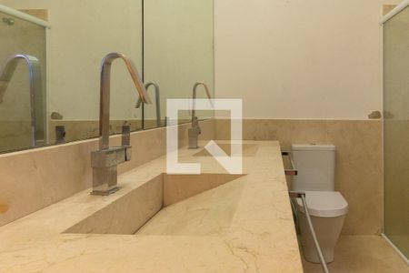 Casa de condomínio para alugar com 460m², 5 quartos e 4 vagasBanheiro da Suíte 1