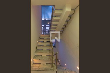 Casa de condomínio para alugar com 460m², 5 quartos e 4 vagasEscada