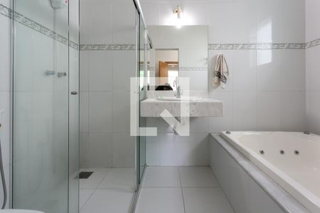 Casa à venda com 245m², 3 quartos e 3 vagasBanheiro da Suíte