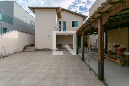 Casa à venda com 245m², 3 quartos e 3 vagasÁrea externa