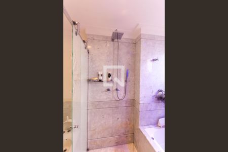 Apartamento à venda com 283m², 3 quartos e 4 vagasBanheiro do Quarto 3