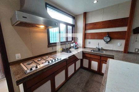 Casa à venda com 450m², 5 quartos e 3 vagas Casa à venda com 450m², 5 quartos e 3 vagasCozinha