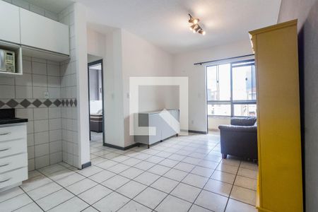 Sala / Cozinha de apartamento para alugar com 1 quarto, 52m² em Kobrasol, São José