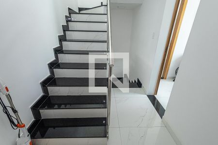 Casa à venda com 116m², 2 quartos e 2 vagas Casa à venda com 116m², 2 quartos e 2 vagasEscada / acesso ao 3º andar