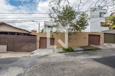 Casa à venda com 162m², 3 quartos e 2 vagasFachada