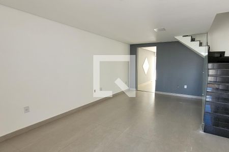 Sala de casa à venda com 3 quartos, 155m² em Monte Castelo, Contagem