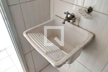 Banheiro de kitnet/studio para alugar com 0 quarto, 25m² em República, São Paulo