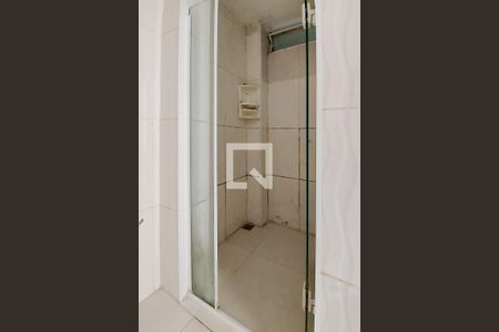 Banheiro de kitnet/studio para alugar com 0 quarto, 25m² em República, São Paulo