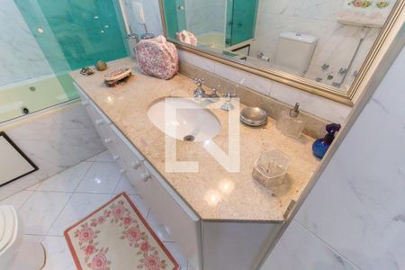 Apartamento à venda com 250m², 3 quartos e 4 vagasBanheiro da Suíte 1