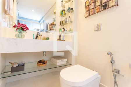 Apartamento à venda com 196m², 4 quartos e 3 vagasBanheiro da Suíte 2