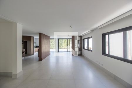 Sala de TV de casa à venda com 4 quartos, 435m² em Residencial Cinco (alphaville), Santana de Parnaíba