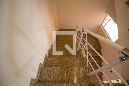 Casa para alugar com 369m², 5 quartos e 3 vagas Casa para alugar com 369m², 5 quartos e 3 vagasEscada