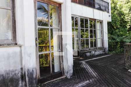 Casa à venda com 380m², 4 quartos e 5 vagas Casa à venda com 380m², 4 quartos e 5 vagasVaranda