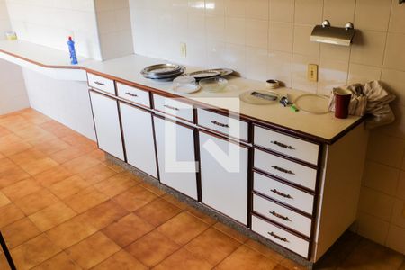 Casa à venda com 380m², 4 quartos e 5 vagas Casa à venda com 380m², 4 quartos e 5 vagasCozinha - Armários