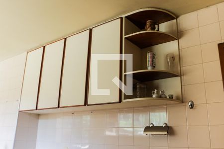 Casa à venda com 380m², 4 quartos e 5 vagas Casa à venda com 380m², 4 quartos e 5 vagasCozinha - Armários