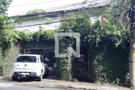 Casa à venda com 380m², 4 quartos e 5 vagas Casa à venda com 380m², 4 quartos e 5 vagasFachada