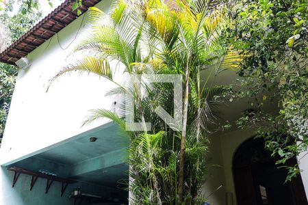 Casa à venda com 380m², 4 quartos e 5 vagas Casa à venda com 380m², 4 quartos e 5 vagasFachada