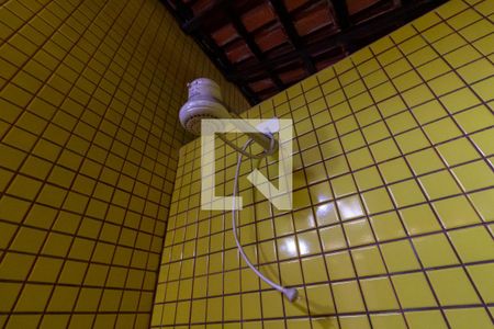 Casa para alugar com 200m², 2 quartos e 4 vagasDetalhe do banheiro da garagem