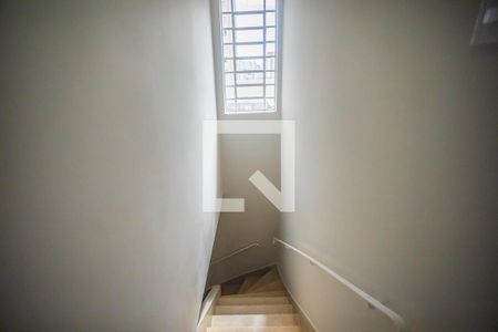 Escadas de casa para alugar com 3 quartos, 162m² em Saúde, São Paulo