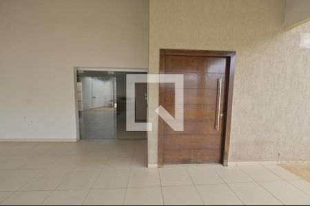 Casa à venda com 450m², 5 quartos e 6 vagas Casa à venda com 450m², 5 quartos e 6 vagasEntrada porta da sala e cozinha