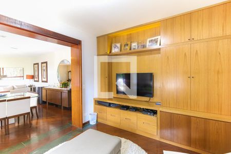 Sala de TV de apartamento para alugar com 4 quartos, 242m² em Vila Suzana, São Paulo