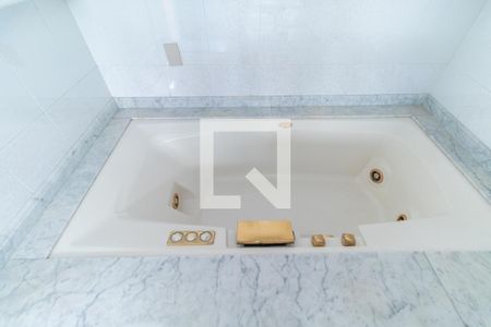 Apartamento à venda com 220m², 4 quartos e 2 vagas Apartamento à venda com 220m², 4 quartos e 2 vagasBanheiro da Suíte 2