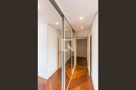 Casa de condomínio à venda com 540m², 5 quartos e 6 vagasCloset da suíte