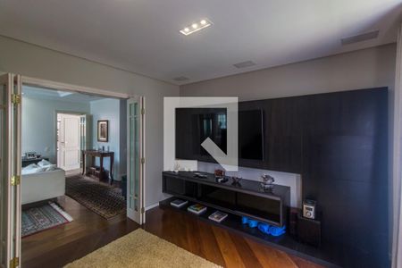 Sala de TV de casa de condomínio à venda com 5 quartos, 540m² em Alphaville Residencial Zero, Barueri