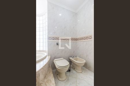 Casa de condomínio à venda com 540m², 5 quartos e 6 vagasBanheiro da Suíte