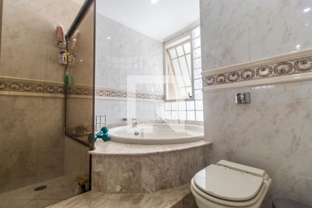 Casa de condomínio à venda com 540m², 5 quartos e 6 vagasBanheiro da Suíte