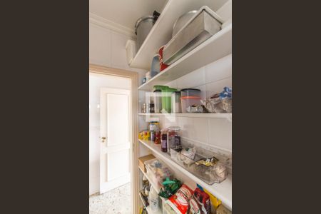 Casa de condomínio à venda com 540m², 5 quartos e 6 vagasDespensa