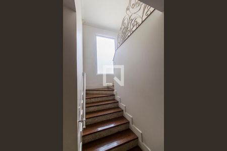 Casa de condomínio à venda com 540m², 5 quartos e 6 vagasEscada