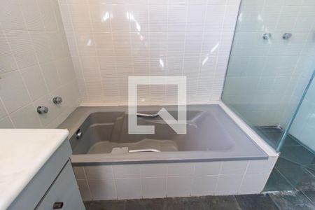 Casa à venda com 393m², 4 quartos e 6 vagasBanheiro da Suíte 2