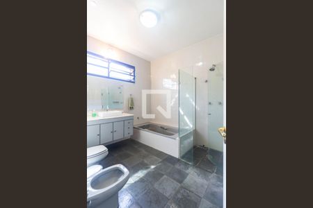 Casa à venda com 393m², 4 quartos e 6 vagasBanheiro da Suíte 2