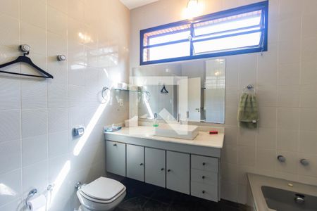 Casa à venda com 393m², 4 quartos e 6 vagasBanheiro da Suíte 2