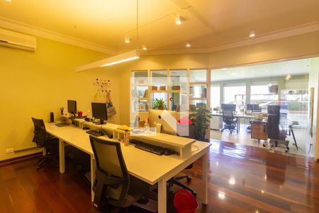 Casa à venda com 393m², 4 quartos e 6 vagasSala