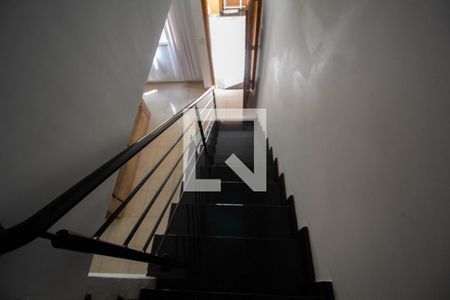 Escada de casa de condomínio para alugar com 2 quartos, 55m² em Parada Xv de Novembro, São Paulo