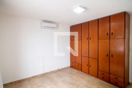 Quarto 1 de casa para alugar com 2 quartos, 180m² em Jardim Aeroporto, São Paulo
