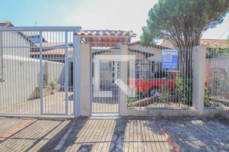 Casa à venda com 220m², 2 quartos e 2 vagas Casa à venda com 220m², 2 quartos e 2 vagasFachada