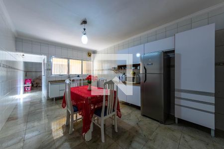 Casa à venda com 325m², 4 quartos e 8 vagasCozinha 