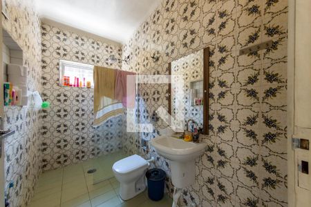 Casa à venda com 325m², 4 quartos e 8 vagasSuíte banheiro 