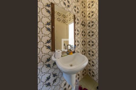 Casa à venda com 325m², 4 quartos e 8 vagasSuíte banheiro 