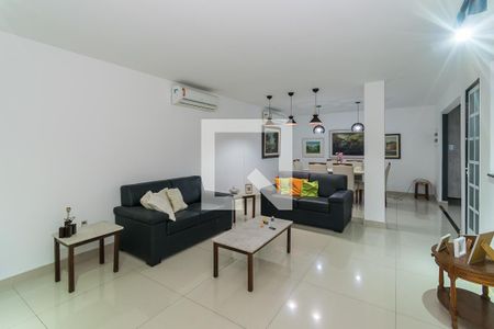 Sala de casa à venda com 4 quartos, 250m² em Olaria, Rio de Janeiro