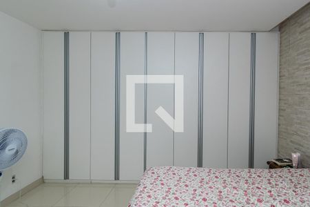 Casa à venda com 250m², 4 quartos e 2 vagasQuarto 3 Suíte Master - Armários