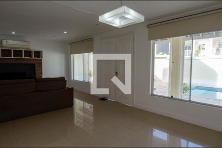 Sala de casa de condomínio para alugar com 5 quartos, 250m² em Recreio dos Bandeirantes, Rio de Janeiro