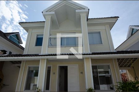 Casa de condomínio para alugar com 250m², 5 quartos e 3 vagas Casa de condomínio para alugar com 250m², 5 quartos e 3 vagasFachada