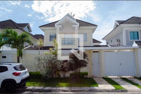 Casa de condomínio para alugar com 250m², 5 quartos e 3 vagas Casa de condomínio para alugar com 250m², 5 quartos e 3 vagasFachada