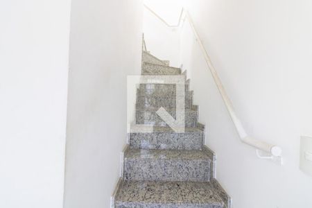 Casa de condomínio à venda com 86m², 3 quartos e 1 vaga Casa de condomínio à venda com 86m², 3 quartos e 1 vagaEscada