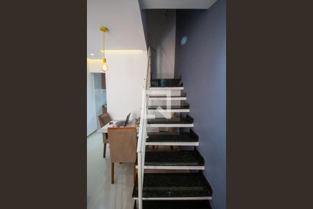 Sala / Escada de casa de condomínio à venda com 2 quartos, 77m² em Vila Taquari, São Paulo