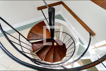 Apartamento para alugar com 160m², 3 quartos e 2 vagas Apartamento para alugar com 160m², 3 quartos e 2 vagasEscada cobertura